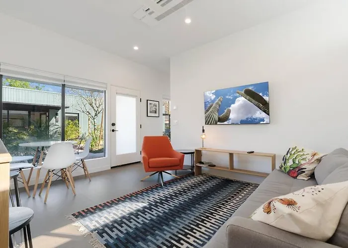 Eco-friendly 1-bedroom - 80 Walkscore!